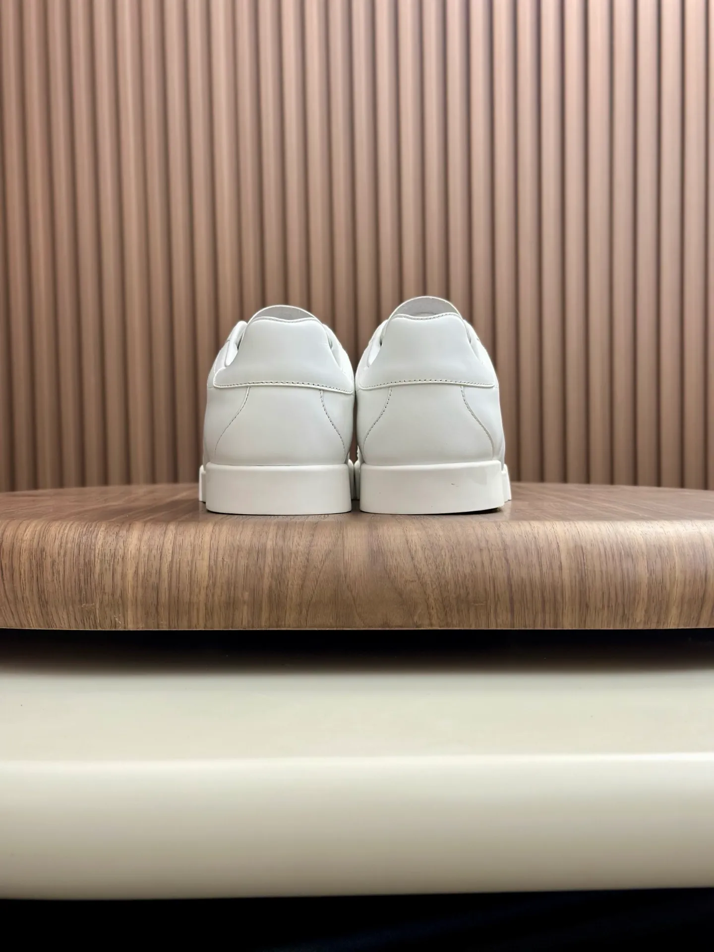 New product 💰800 DG Dolce & Gabbana men's shoes 💰ortofino calfskin sneakers ♞size; 39~44 (customized 38.45.46) Iconic men's shoes 💰ortofino series of sneakers, classic and timeless style, now presented with fashionable details. The calfskin engraved DG logo is a subtle finishing touch. Men's shoes💰ortofino calfskin sneakers: